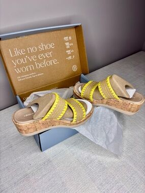 BZees x LifeStride Resort Wedge Sandals - Natural Raffia/Yellow - Size 6.5 Wide